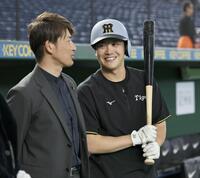 能見篤史氏と談笑する伏見（撮影・田中太一）