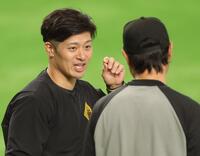 亀井コーチ（右）と話す坂本（撮影・西岡正）