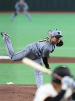 巨人打線相手に力投する村上（撮影・佐々木彰尚）