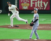 ４回、ダルベックに中越えソロを浴びる村上（撮影・金田祐二）