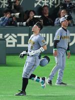 ６回、遊ゴロに倒れる佐藤輝（撮影・金田祐二）