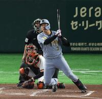 ４回、中犠飛を放つ大山（撮影・金田祐二）