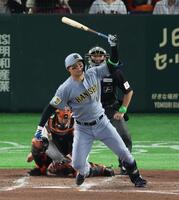 ３回、左前打を放つ森下（撮影・金田祐二）