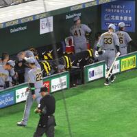 ７回終了時、選手交代となった村上（上）＝撮影・佐々木彰尚