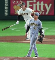 １回、キャベッジに先頭打者本塁打を浴びる村上（撮影・金田祐二）