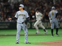 １回、キャベッジに先制弾を浴びる村上（左）＝撮影・西岡正