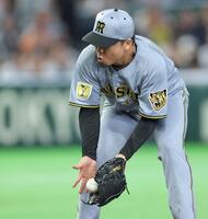 ２回、浦田を投手ゴロ併殺に打ち取る村上（撮影・西岡正）