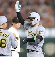 ９回、３安打目を放ち、ポーズを決める森下（撮影・西岡正）