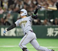４回、安打を放つ森下（撮影・田中太一）