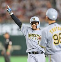 ４回阪神無死一塁、左翼線に安打を放ち、指を上げる阪神・森下翔太＝東京ドーム（撮影・西岡正）