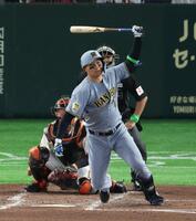 ３回、左前打を放つ森下（撮影・金田祐二）