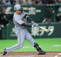 ４回、左翼線に安打を放つ森下（撮影・西岡正）