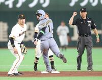 ９回、佐藤輝の併殺打で二塁アウトになる森下（中央）＝撮影・西岡正