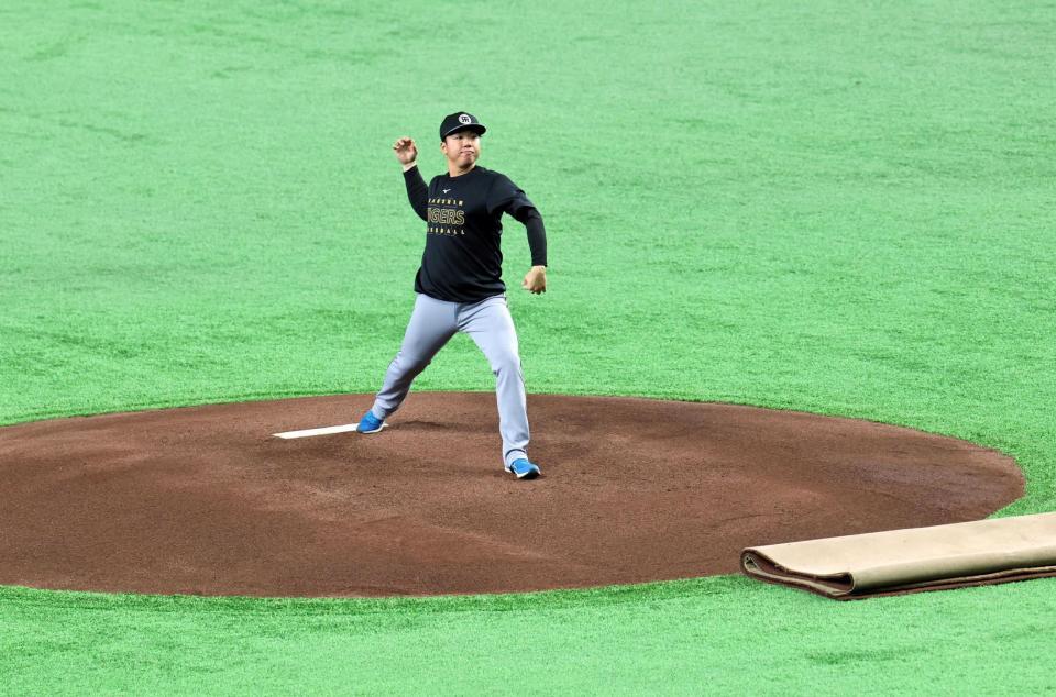 　マウンドの感触を確かめる村上（撮影・田中太一）