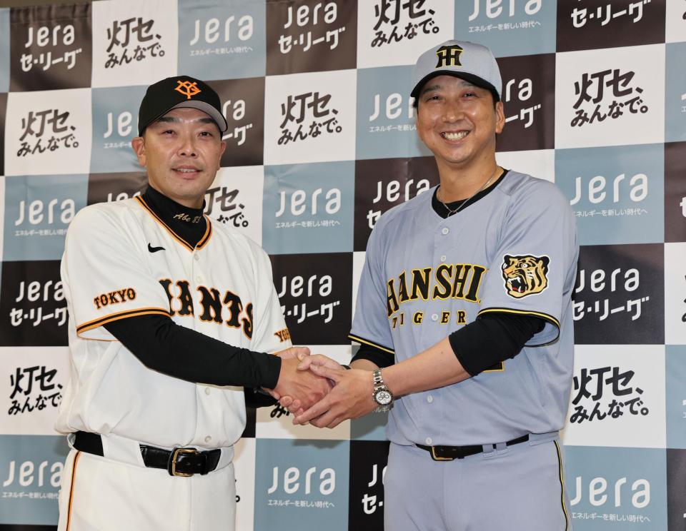 会見を終え握手をする藤川監督と阿部監督（撮影・田中太一）