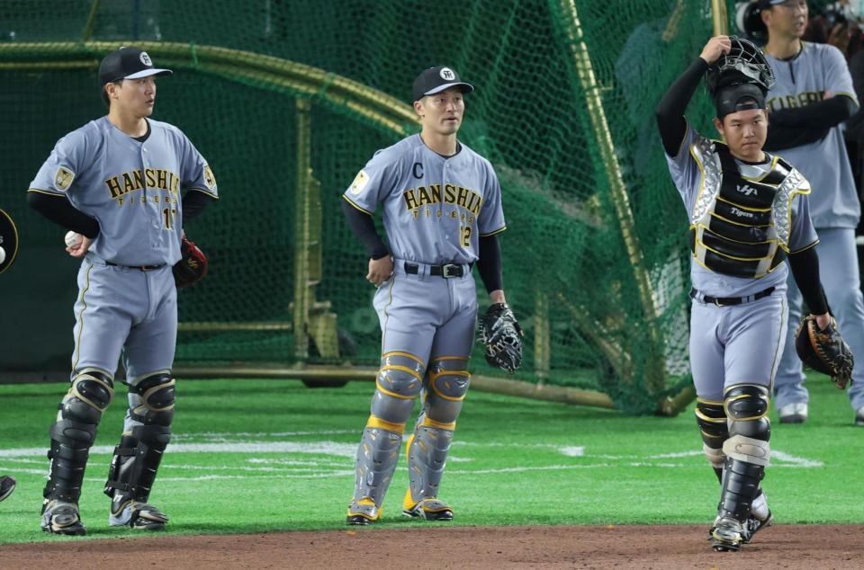 伏見（左）、嶋村（右）と練習に臨む坂本（撮影・西岡正）