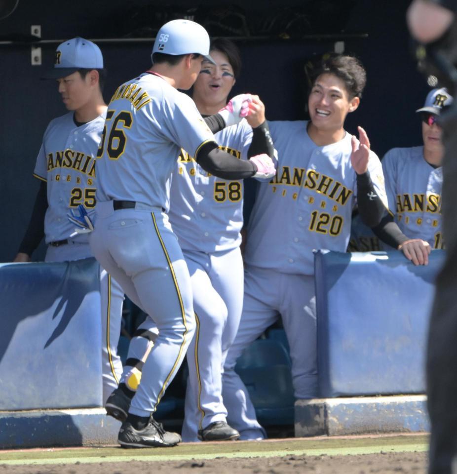 ２回、左翼に本塁打を放ちベンチ前で祝福される百﨑（撮影・金居みつよし）