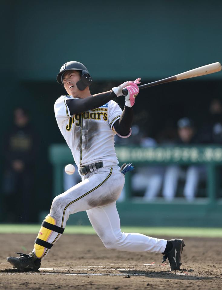 ６回、自打球を受ける百崎（撮影・山口登）