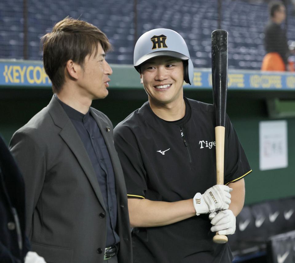 能見篤史氏と談笑する伏見（撮影・田中太一）