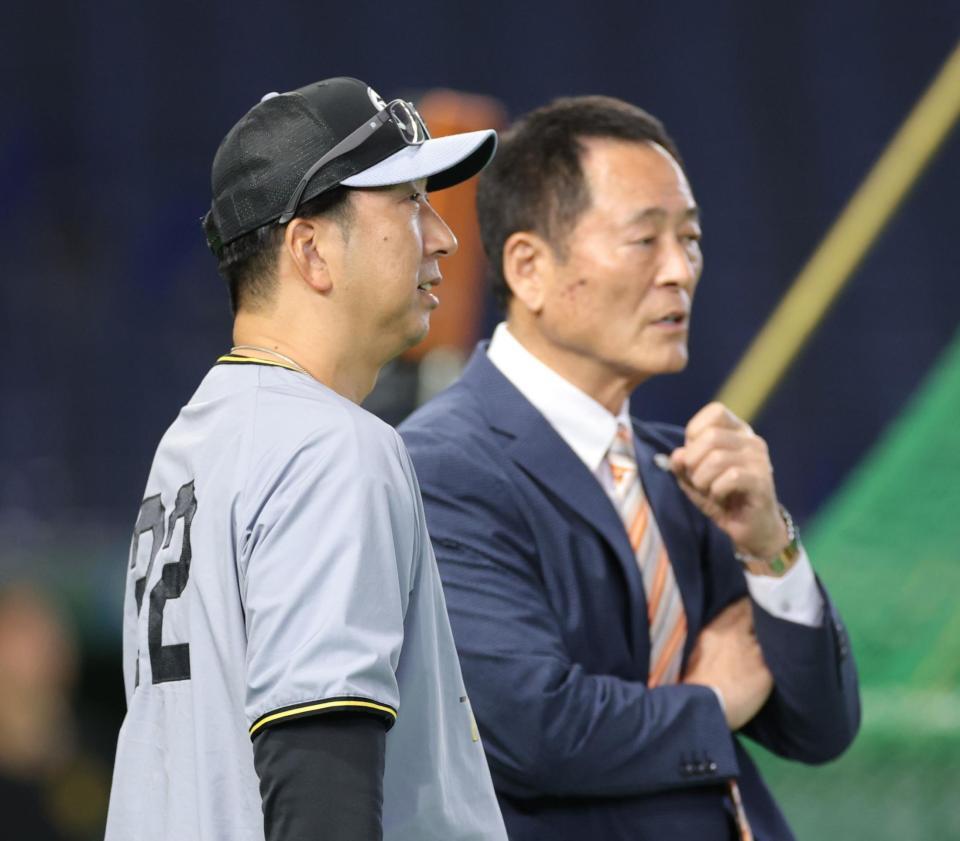 中畑清氏（右）と話す藤川監督（撮影・西岡正）