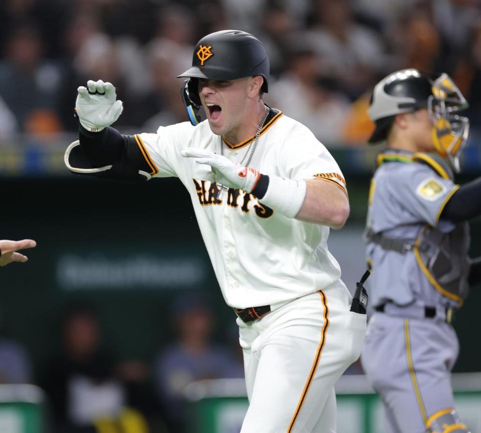 １回、先頭打者本塁打を放ち、雄たけびを上げながら生還するキャベッジ（撮影・西岡正）