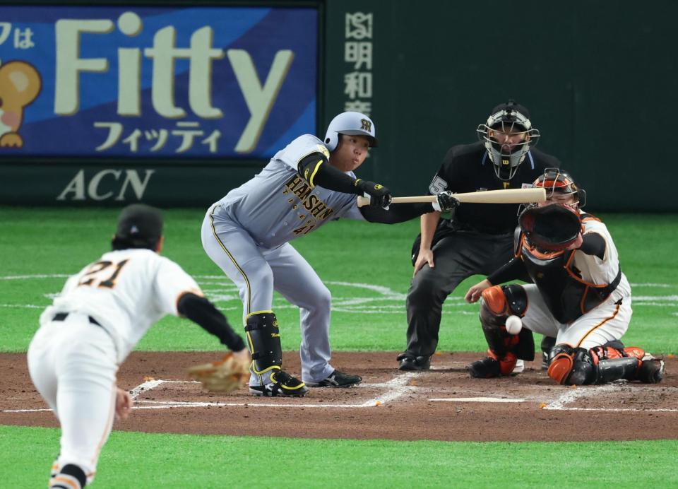 ３回、送りバントが併殺打になる村上（撮影・金田祐二）