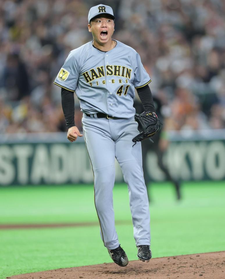 ６回、岸田を一邪飛に打ち取り、吠える村上（撮影・西岡正）