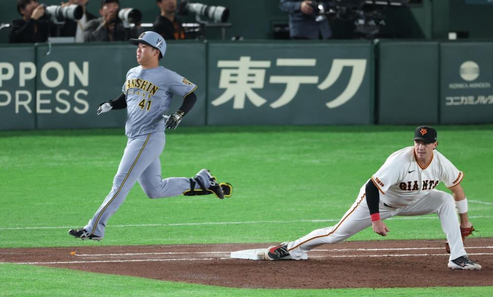 ３回、送りバントが併殺打になる村上（撮影・金田祐二）