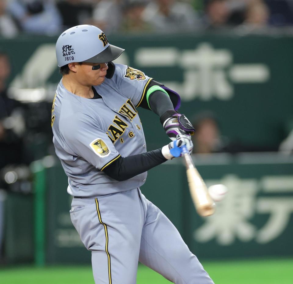 １回、左前打を放つ森下（撮影・西岡正）