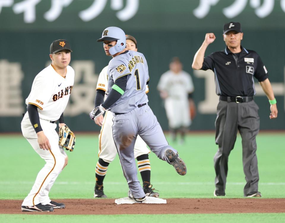 ９回、佐藤輝の併殺打で二塁アウトになる森下（中央）＝撮影・西岡正