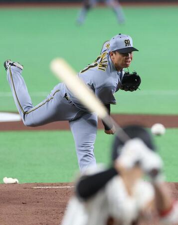 巨人打線相手に力投する村上（撮影・佐々木彰尚）