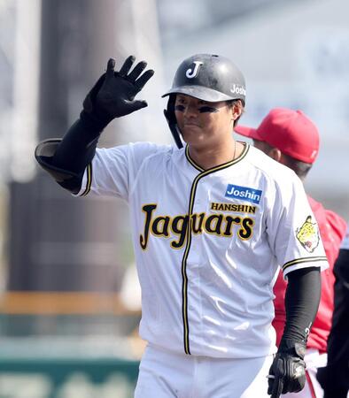 ５回、右前に適時打を放ちベンチにポーズを送る前川（撮影・山口登）