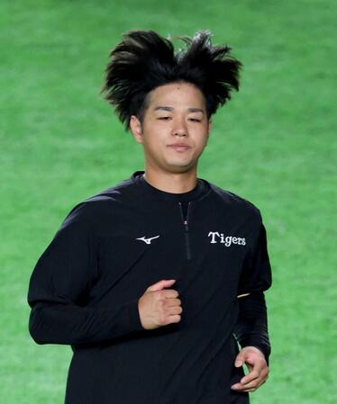 　調整する高橋（撮影・金田祐二）