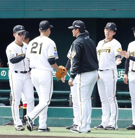 ２回を投げ終えた大竹を迎える立石（右）＝撮影・西田忠信