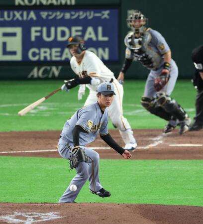 ５回、岸田の打球をはじき、安打を許す高橋（撮影・金田祐二）