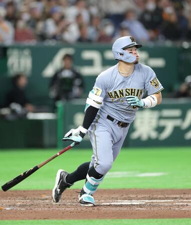 ６回、右翼線へ二塁打を放つ佐藤輝（撮影・西岡正）