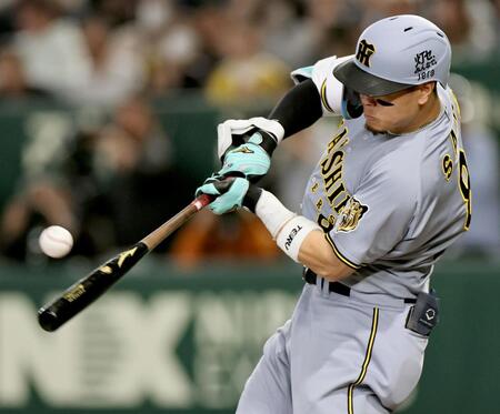 ６回、二塁打を放つ佐藤輝（撮影・田中太一）