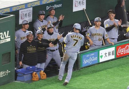 ８回、佐藤輝の右前適時打で二塁走者・中野が生還。笑顔を見せる藤川監督（左）＝撮影・佐々木彰尚