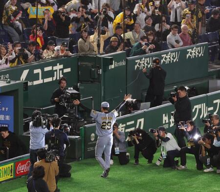 声援に応える高橋（撮影・佐々木彰尚）