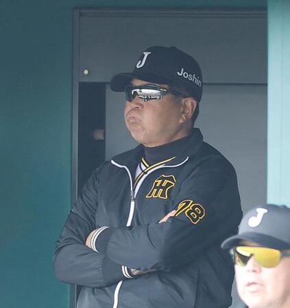 劣勢に厳しい表情の平田２軍監督（撮影・西田忠信）