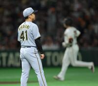 ４回、ダルベック（右）にソロを浴びる村上（撮影・西岡正）