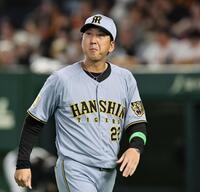 ８回、投手交代を告げ、ベンチへ戻る藤川監督（撮影・田中太一）
