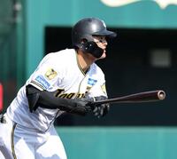 　５回、右前適時打を放つ前川（撮影・山口登）