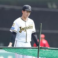 ネットを運ぶ立石（撮影・西田忠信）