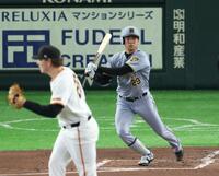 ３回、中前打を放つ高橋（撮影・金田祐二）