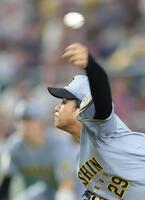 巨人打線を相手に力投する高橋（撮影・西岡正）