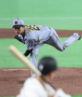 巨人打線相手に力投する高橋（撮影・佐々木彰尚）