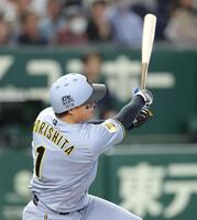 １回、先制の左犠飛を放つ森下（撮影・西岡正）