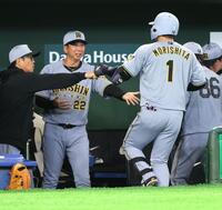 １回、先制の左犠飛を放った森下（右）を迎える藤川監督（撮影・西岡正）