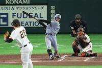 ３回、右前打を放つ中野（撮影・金田祐二）